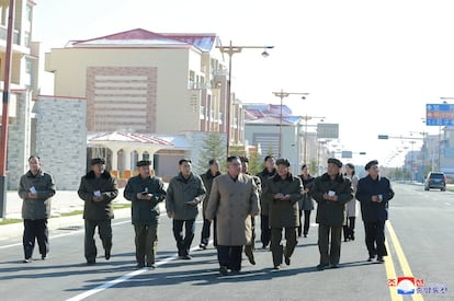 Durante a visita, Kim condenou sanções impostas pelos Estados Unidos por retaliação aos testes com armas nucleares do governo norte-coreano. "Toda vez que os inimigos tentam nos estrangular com uma corrente, devemos abrir o caminho com nosso próprio esforço para seguir vivendo decentemente sob o estandarte do grande espírito da autossuficiência", disse Kim, segundo a KCNA, em um momento marcado pelo persistente bloqueio das negociações entre Pionyang e Washington.