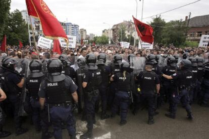 Agentes de policía local contienen a los manifestantes de etnia albanesa que protestaban por unas elecciones locales celebradas en la parte serbia de Mitrovica.