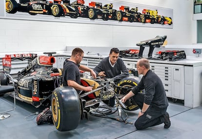 Una imagen del cuartel general del equipo Lotus en Enstone, en pleno Motorsport Valley, que Gerard López adquirió en 2010. En el centro, su hombre de confianza, Federico Gastaldi. En las últimas semanas, López ha revendido la escudería a la firma Renault.