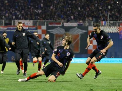 Jedvaj celebra el gol de la victoria de Croacia, este juevez en Zagreb.