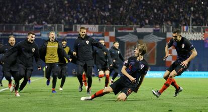 Jedvaj celebra el gol de la victoria de Croacia, este juevez en Zagreb.