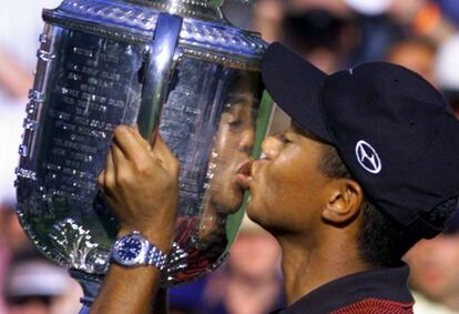 Tiger Woods besa en trofeo, Wanamaker, tras ganar el PGA Championship en el Medinah Country Club en Medinah.