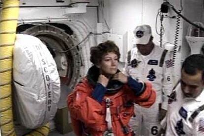 La comandante de la misión espacial, Eileen Collins, se dispone a entrar en la nave.
