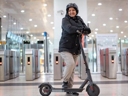 Rita Rosado y su patinete, que cambiará por la moto a partir del 1 de febrero, delante de las puertas de salida de Rodalies de la estación de Sants (Barcelona).