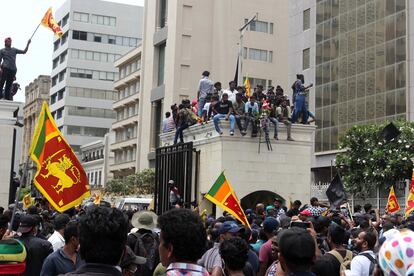 Los manifestantes culpan al clan familiar presidencial de haber agravado la situación con sus decisiones. En Sri Lanka falta desde combustible hasta medicamentos, la inflación roza el 55% ―y se prevé que alcance el 70% en los próximos meses― y hay apagones diarios de hasta 13 horas. El país, con 22 millones de habitantes, arrastra además un impago histórico de la deuda.