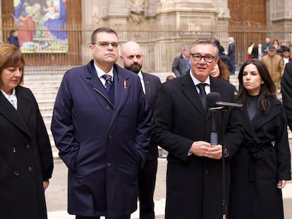 El portavoz parlamentario de Vox en Andalucía, Manuel Gavira, atiende a los medios al asistir a los actos conmemorativos de la Toma de Granada, el 2 de enero de 2023.