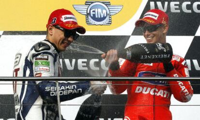 Casey Stoner rocía con champán a Jorge Lorenzo en el podio de Philip Island.