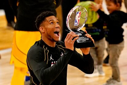 Antetokounmpo, con el premio al MVP del All Star.