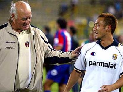 Nakata, traspasado por el Parma al Bolonia tras la crisis de Parmalat, saluda a Mazzone, técnico boloñés.