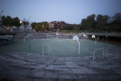 En la zona donde terminaba el Lago de España, la Plaza del Agua, se instalaron canchas de baloncesto y fútbol sala.
