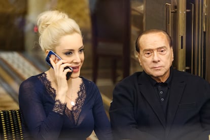 Silvio Berlusconi, con su pareja, Marta Fascina, en febrero en Milán. 