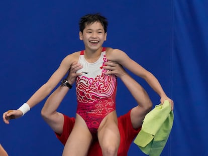 La china Quan Hongchan celebra su triunfo en los saltos de plataforma de 10 metros.