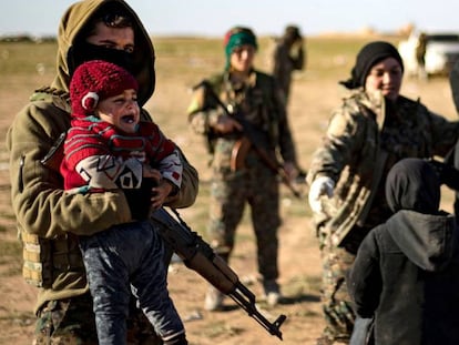 Mujeres y niños son recibidos por fuerzas kurdas tras dejar territorio controlado por el Estado Islámico, el 1 de marzo en la localidad de Baguz.
