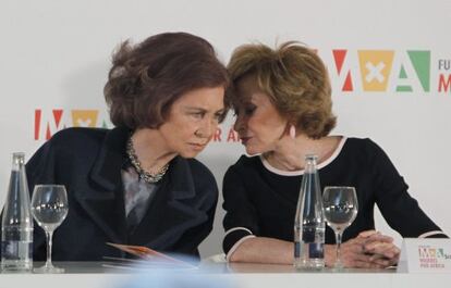 La reina do&ntilde;a Sof&iacute;a conversa con Fern&aacute;ndez de la Vega durante la presentaci&oacute;n.