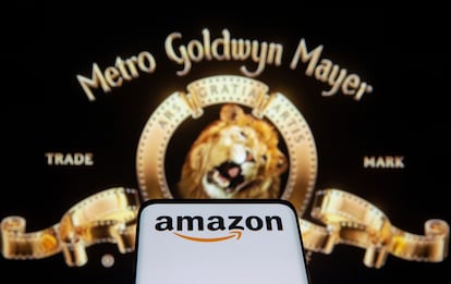 Un móvil con el logo de Amazon frente a una imagen de MGM.