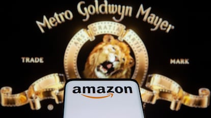 Um celular com o logotipo da Amazon diante de uma imagem da MGM.