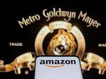 Un móvil con el logo de Amazon frente a una imagen de MGM.