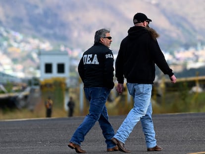 Dos agentes de la DEA, durante una operación en Centroamérica.