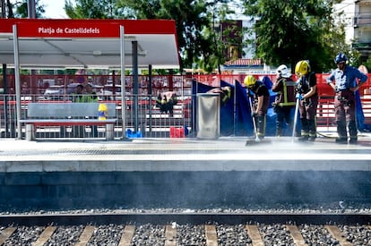 Los Bomberos limpian el andén de la estación de Castelldefels