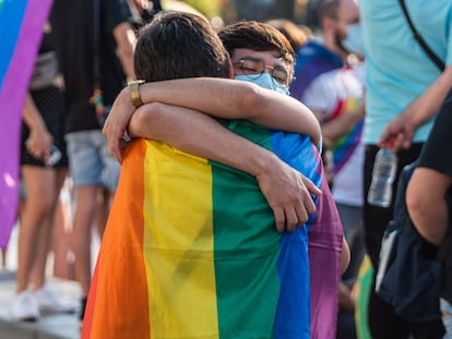 Dos jóvenes se abrazan en una protesta contra las agresiones homófobas