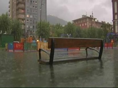 La ría de Bilbao se desborda y anega varios puntos de la ciudad