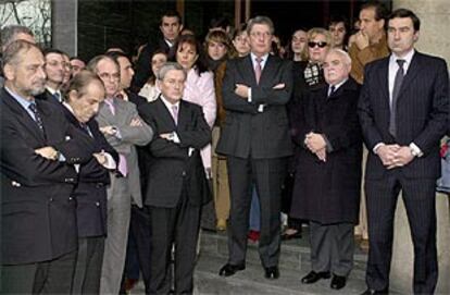 Julio Fuentes, (centro-derecha), padre del periodista asesinado, junto al director de <i>El Mundo</i>, Pedro J.Ramirez, durantre la concentracion ante la sede del periodico.