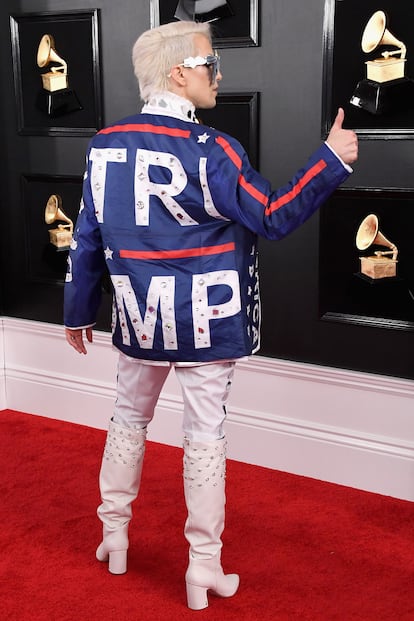 Detalle de la chaqueta de Ricky Rebel, el segundo artista que acudió a los Grammy 2019 haciendo campaña en favor de Trump.