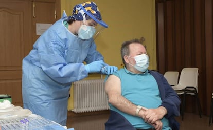 Javier Martín, interno de la residencia Hogar Madre de Dios de Haro de Logroño, de 68 años, ha sido la primera persona en recibir la vacuna frente a la covid-19 en La Rioja. "Me he puesto un poco nervioso, pero es algo normal, aparte no me importa... yo aguanto todo", ha afirmado a los medios de comunicación.