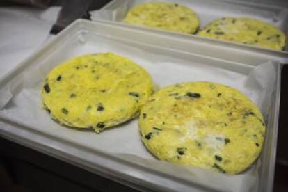 Preparación de ingredientes en la cocina de La Vara y tortillas de calabacín y bacalao.