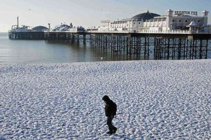 Las nevadas han parado en Reino Unido pero el manto blanco se extiende hasta las costas del sur de la isla. En esta foto, la costa de Brighton