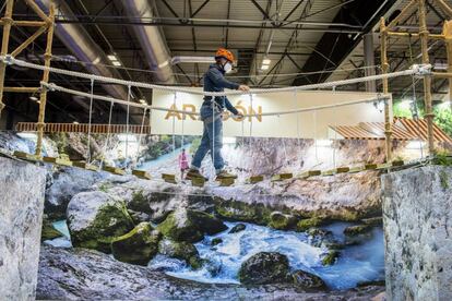 Puente tibetano en el expositor de Aragón en Fitur 2022.