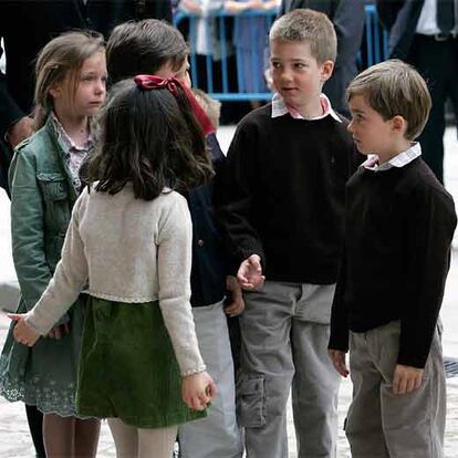 Los primos de la Infanta Leonor se han reunido en Palma, donde pasan las vacaciones de Semana Santa. En la imagen, María Fernanda Sastrón Gómez-Acebo (izquierda), hija de Simoneta Gómez-Acebo, junto a los hijos de los duques de Palma y de Lugo.