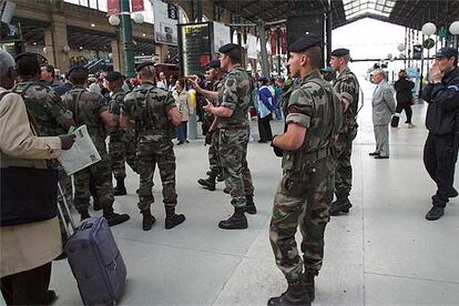 Soldados franceses patrullan la Gard du Nord de Pars, el pasado 7 de julio, tras conocerse los atentados de Londres.