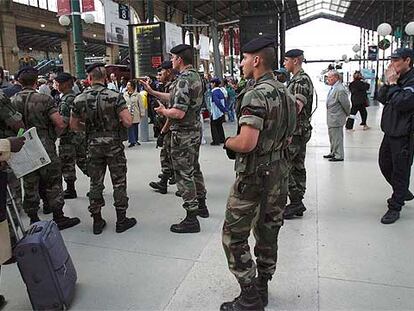 Soldados franceses patrullan la Gard du Nord de París, el pasado 7 de julio, tras conocerse los atentados de Londres.