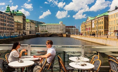 Una terraza sobre el Stora Hamnkanalen de Gotemburgo (Suecia)