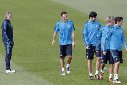 Mourinho, ante una hilera de jugadores, con Sahin al frente, en el entrenamiento de ayer.