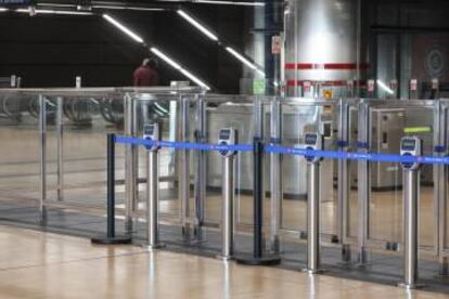 Sistema de validación sin tornos preparado en la estación de Estadio Metropolitano.