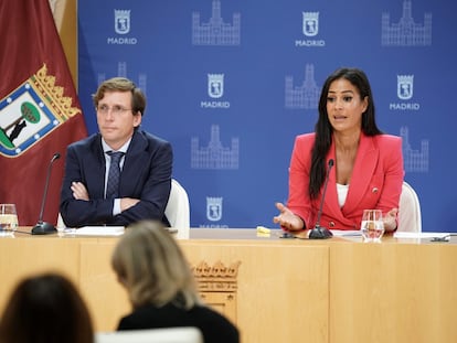 José Luis Martínez Almeida y Begoña Villacís, en la rueda de prensa posterior a la Junta de Gobierno de la ciudad de Madrid de este jueves.