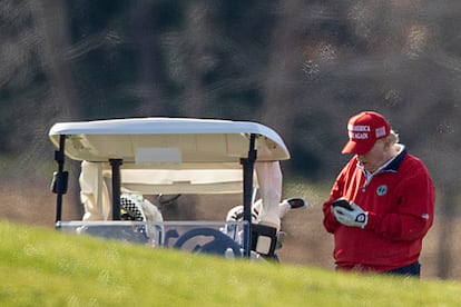 Donald Trump juega al golf y tuitea en Virginia el pasado Día de Acción de Gracias.