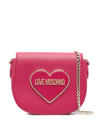 La casa de moda italiana Moschino derrocha tanto amor que ha creado una colección bajo el nombre Love Moschino, enmarcado en esta bandolera en un corazón dorado. Precio: 207 euros.