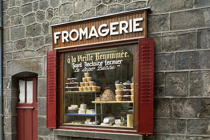 En la región de Auvernia se producen quesos magníficos, cinco de cuyas especialidades cuentan con denominación de origen: cantal, salers, st-nectaire, fourme d’Ambert y Bleu d’Auvergne. Degustarlos en su ambiente es sencillo siguiendo las indicaciones de la 'Route des Fromages' (www.fromages-aop-auvergne.com).
