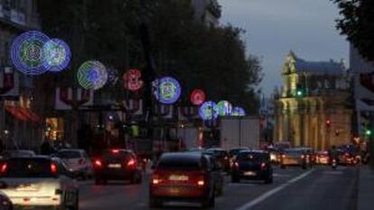 Vista de la calle Serrano de Madrid que luce un alumbrado navideño. EFE/Archivo