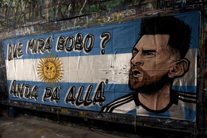 Una bandera pintada con la famosa frase de Lionel Messi, durante el Mundial de Qatar 2022.