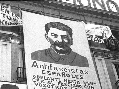 Cartel colocado en la madrileña Puerta del Sol durante la Guerra Civil, con el retrato de Stalin y unas frases atribuidas a él.