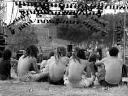 Un grupo de jóvenes esperando tranquilamente las actuaciones del festival de música jamaicana U Zona Reggae en Rubí (Barcelona). ©TEJEDERAS