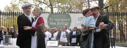 Protesta de los hosteleros de El Retiro por las nuevas condiciones para adjudicarse las contratas de los puestos de bebidas y aperitivos.