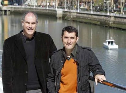 Zubizarreta (Izquierda) y Valverde, en la pasarela de Calatrava en Bilbao.