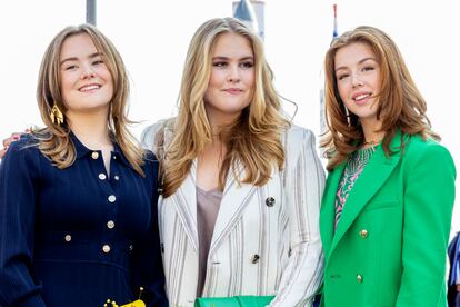 La princesa Amalia (en el centro) junto a sus hermanas la princesa Alexia  y Ariane en la celebración del Día del Rey el pasado 27 de abril de 2022 en Maastricht (Países Bajos). 