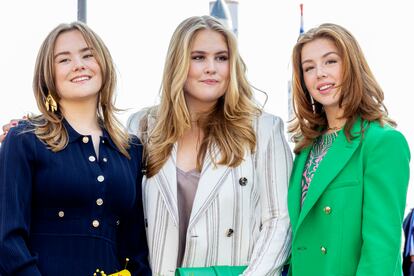 La princesa Amalia (en el centro) junto a sus hermanas la princesa Alexia y Ariane en la celebración del Día del Rey el pasado 27 de abril de 2022 en Maastricht (Países Bajos).