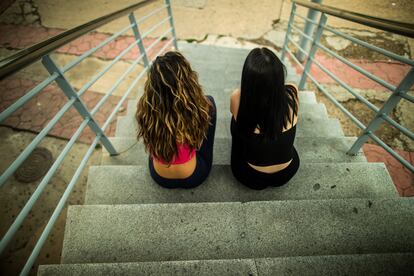 Las dos adolescentes en un parque de Leganés.